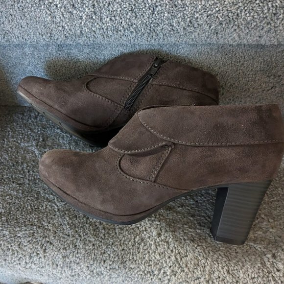 Clarks Shoes - DYT T2 Clarks Collection brown suede heeled booties 7